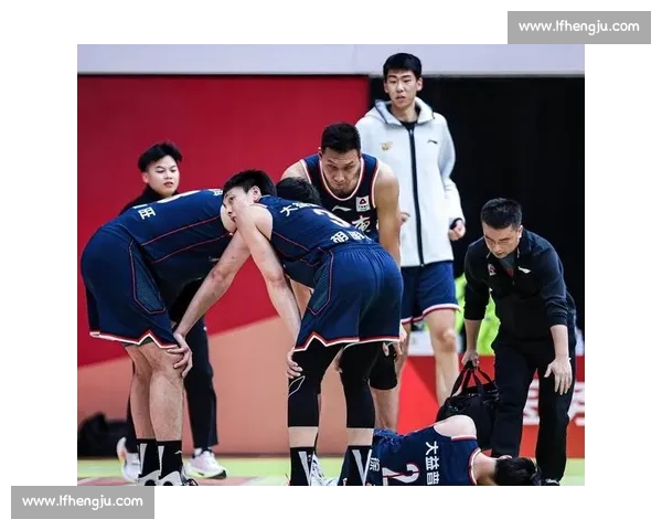 棒球场上的判罚风波引发球迷激烈讨论与舆论争议